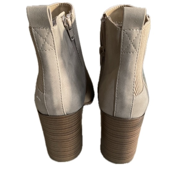Women’s Light Taupe Bootie heels, ankle boots, faux suede, size 7, NEW - Picture 4 of 5
